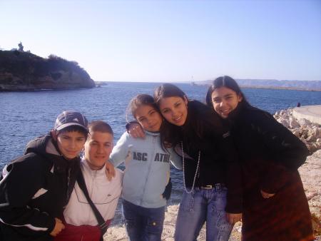 sa c moi , met 3 soeur et jordane c un malade et tarpin gentil !!! trop la bombe o ciné avec tarek !!